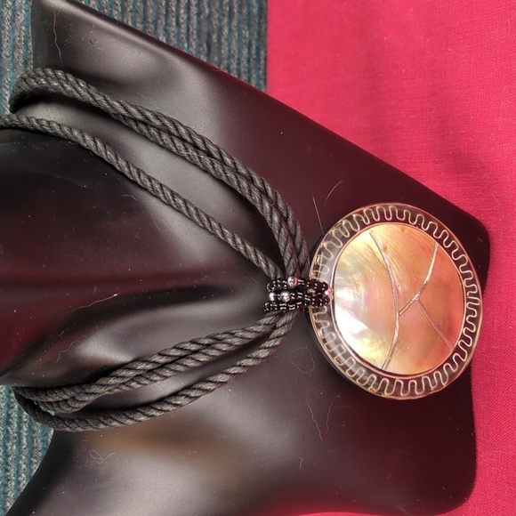 World Market Tribal or Ethnic Look, Large Shell Pendant Necklace/Earring Set - Picture 2 of 16